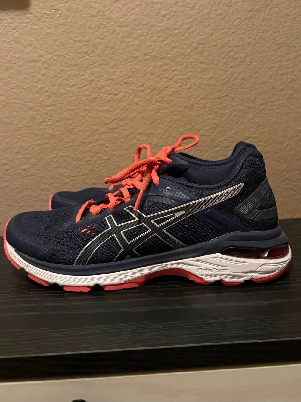 Like-New ASICS GT-2000 v7 in Peacoat/Silver